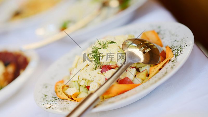 食品招商加盟公司收费揭秘：看清这些，加盟无忧
